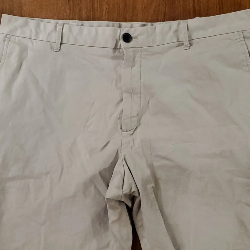 IZOD Men's Light Gray Khaki Shorts - Size 40